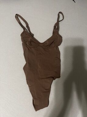 SKIMS Chocolate Scoop Neck Seamless Bodysuit In Jasper